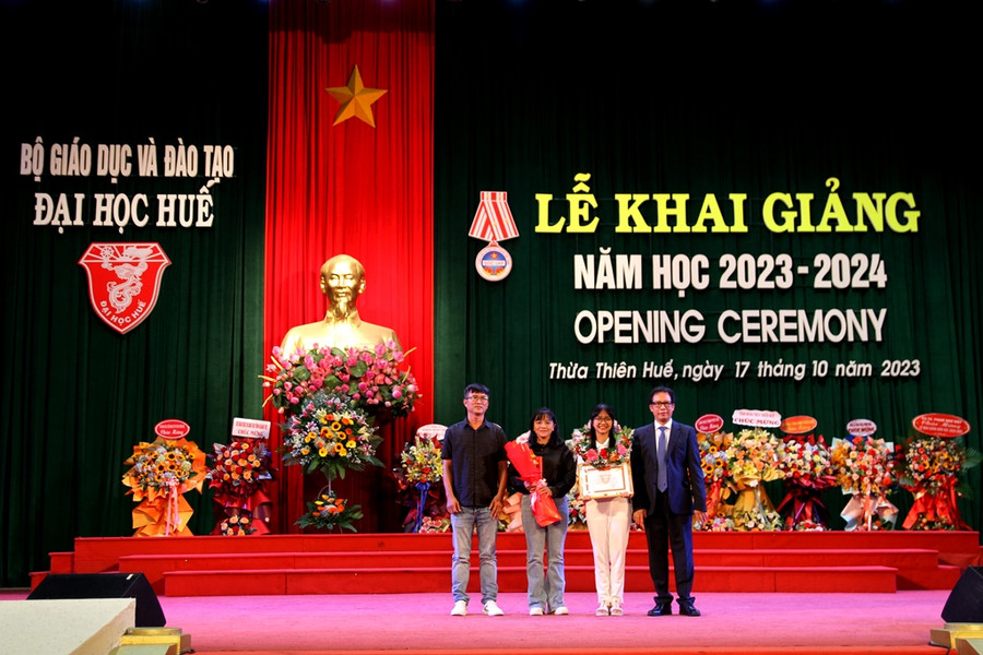 Trao thưởng cho Thủ khoa ĐH Huế phần thưởng 15 triệu đồng.
