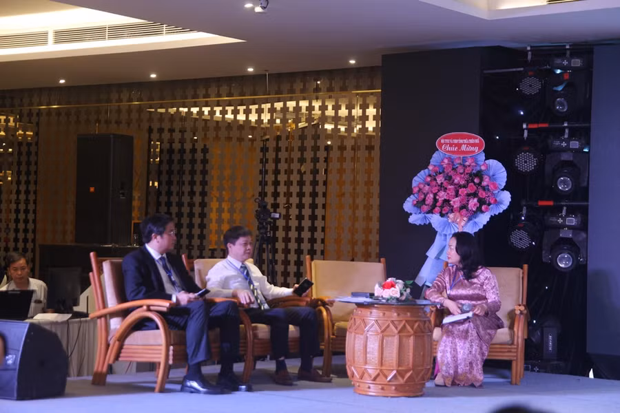 Nhiều báo cáo được trình bày.