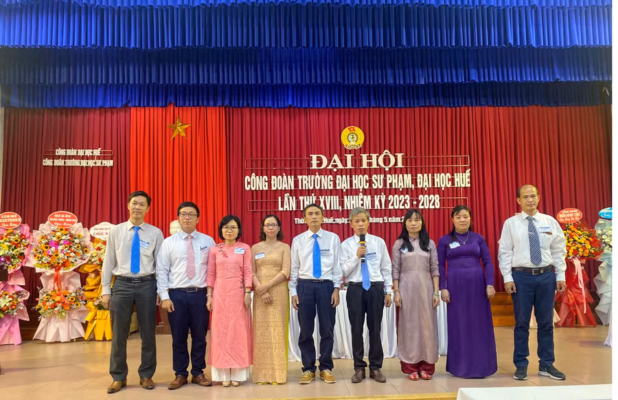 Ra mắt Ban chấp hành Công đoàn Trường ĐH Sư phạm, ĐH Huế nhiệm kỳ 2023 - 2028. Ra mắt Ban chấp hành Công đoàn Trường ĐH Sư phạm, ĐH Huế nhiệm kỳ 2023 - 2028.