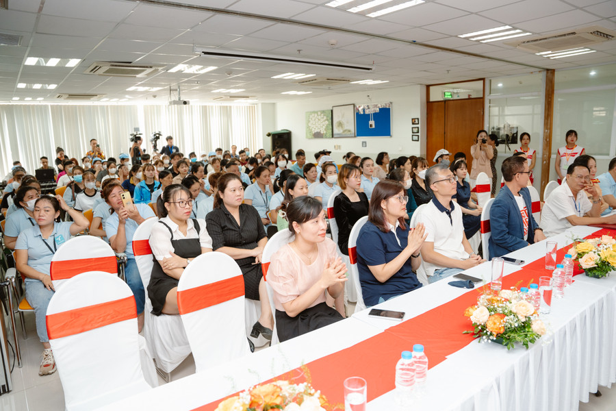 Chương trình thu hút đông đảo công nhân viên tỉnh Hòa Bình tham gia.