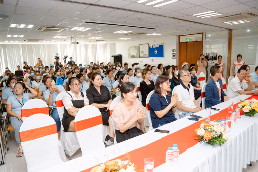 Chương trình thu hút đông đảo công nhân viên tỉnh Hòa Bình tham gia.