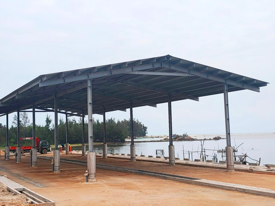 Nhà cá tại Dự án Cảng cá Tư Hiền kết hợp với khu neo đậu tránh trú bão đang hoàn thành. Dự án này chậm nhất trong 3 dự án thành phần, công trình hiện mới hoàn thành 78% khối lượng. Nhà cá tại Dự án Cảng cá Tư Hiền kết hợp với khu neo đậu tránh trú bão đang hoàn thành. Dự án này chậm nhất trong 3 dự án thành phần, công trình hiện mới hoàn thành 78% khối lượng.