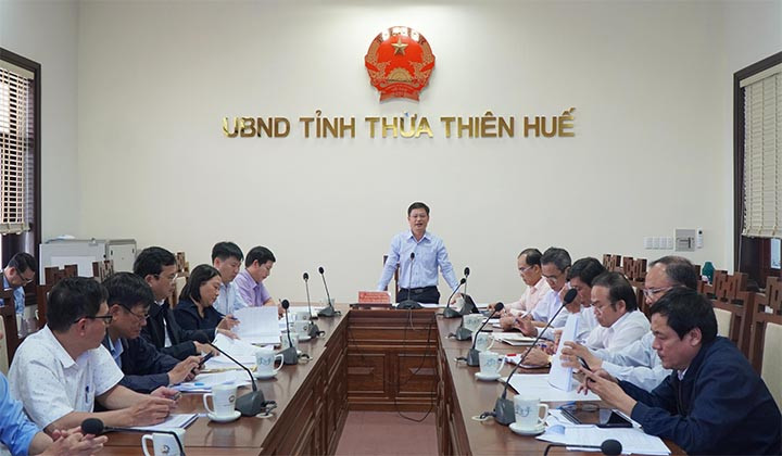 Ông Nguyễn Thanh Bình, Phó Chủ tịch Thường trực UBND tỉnh Thừa Thiên Huế (đứng) chủ trì cuộc họp nghe báo cáo về Đề án sắp xếp các cơ sở giáo dục nghề nghiệp công lập thuộc tỉnh Thừa Thiên Huế giai đoạn 2022-2030. (Ảnh: N.H). 