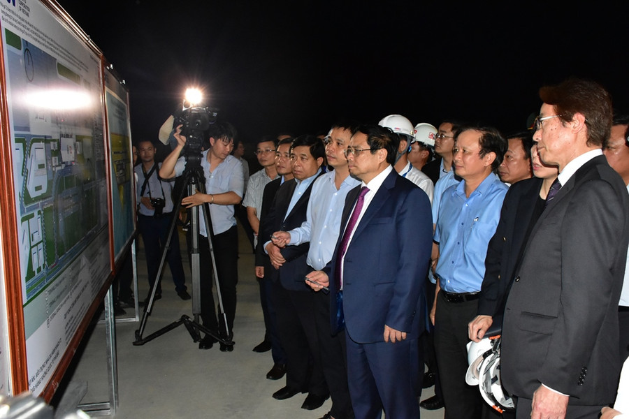 Thủ tướng xem mô hình và tiến độ của dự án xây dựng Nhà ga hành khách T2. Thủ tướng xem mô hình và tiến độ của dự án xây dựng Nhà ga hành khách T2.