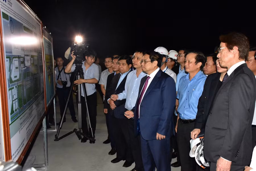 Thủ tướng xem mô hình và tiến độ của dự án xây dựng Nhà ga hành khách T2.