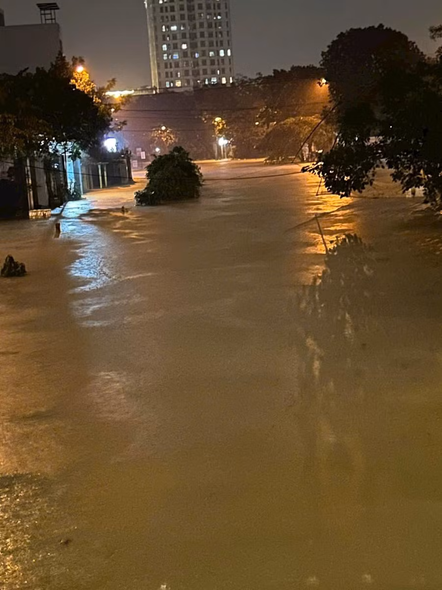 Cầu Kiểm Huệ, TP Huế nước ngập mênh mông.