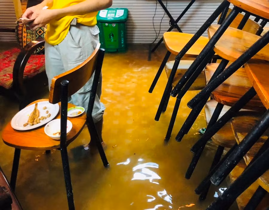 Nhà của anh Tuệ nước lũ vào nhà, trung bình hơn 3 tiếng nước lên hơn 1 mét.