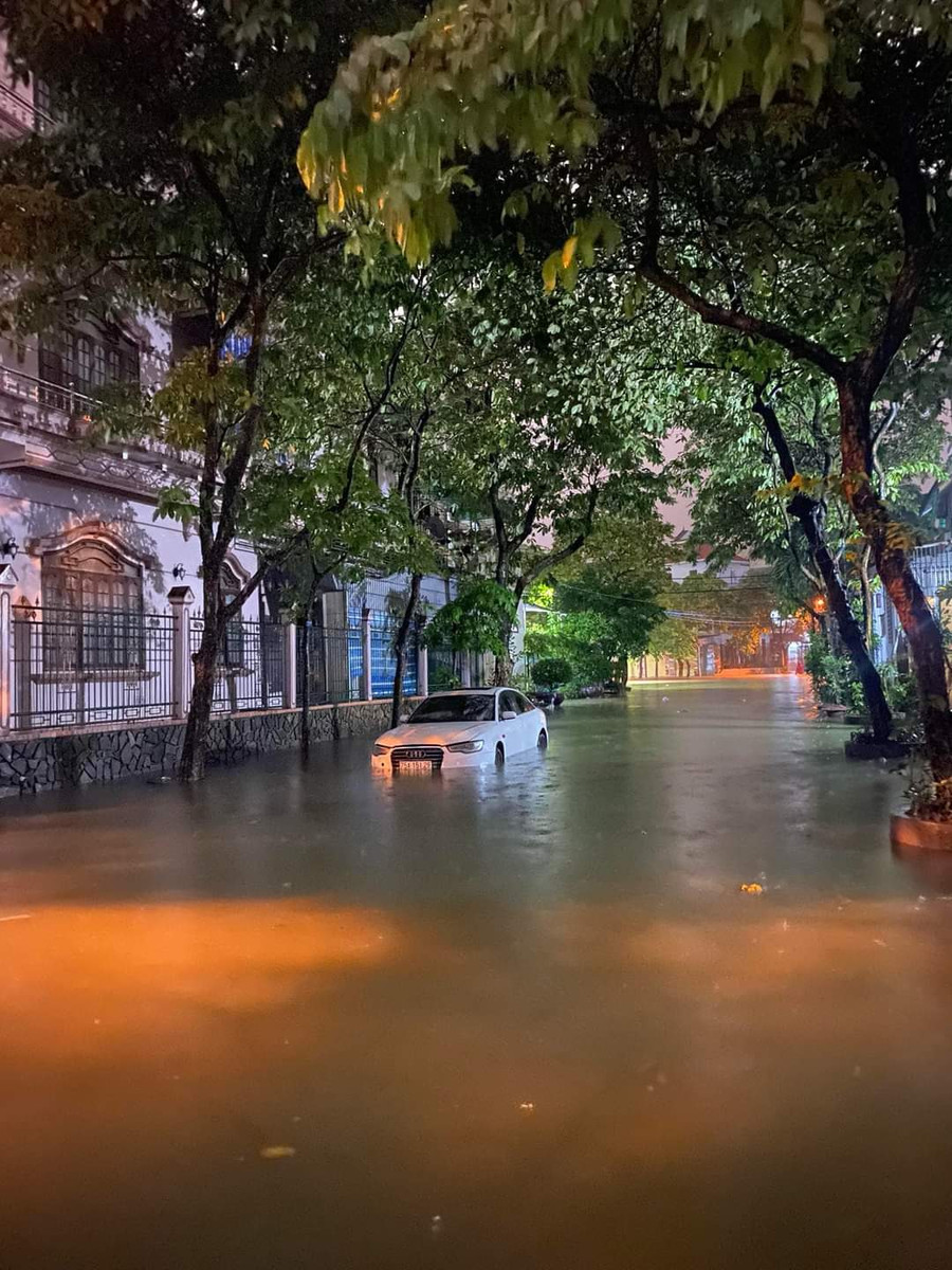 Một xe ô tô ngập trong biển nước ở đường Nguyễn Đức Cảnh, TP Huế mà chủ nhân không hề hay biết vì nước lũ lên quá nhanh.