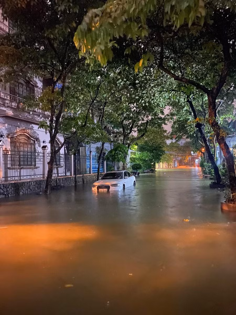 Một xe ô tô ngập trong biển nước ở đường Nguyễn Đức Cảnh, TP Huế mà chủ nhân không hề hay biết vì nước lũ lên quá nhanh.