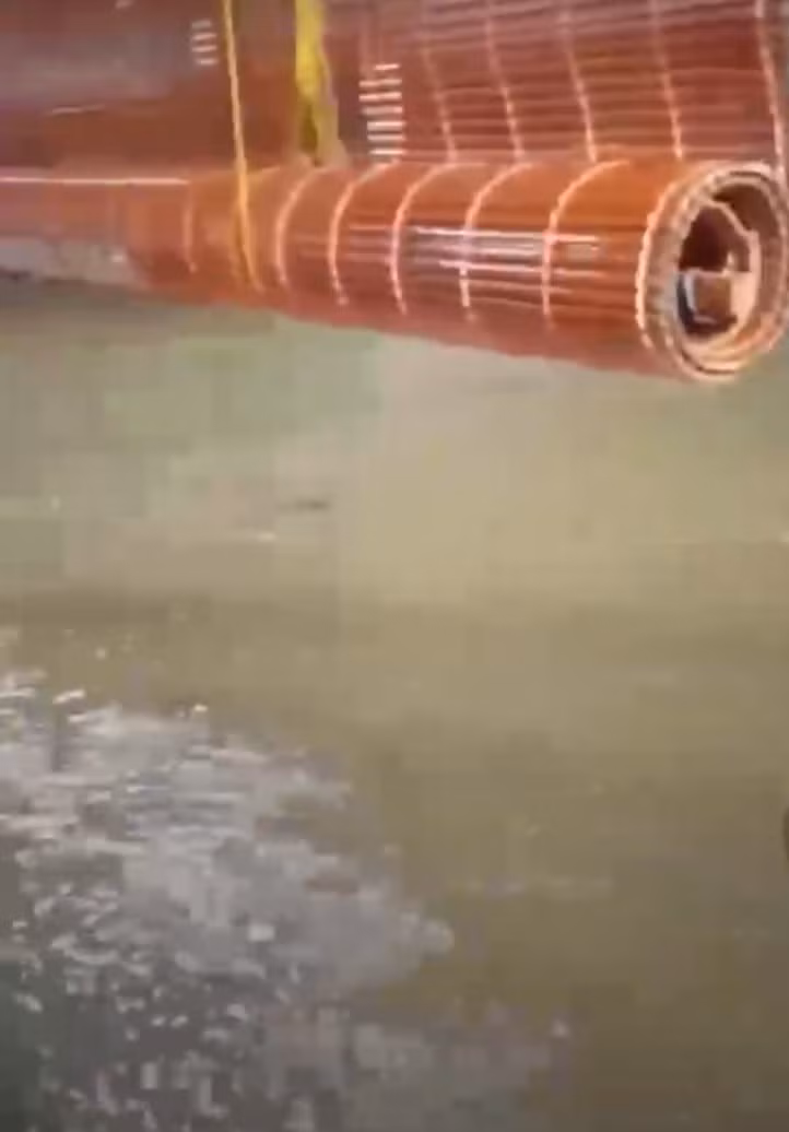 Nước lũ tại phố cổ Bao Vinh lên rất nhanh.