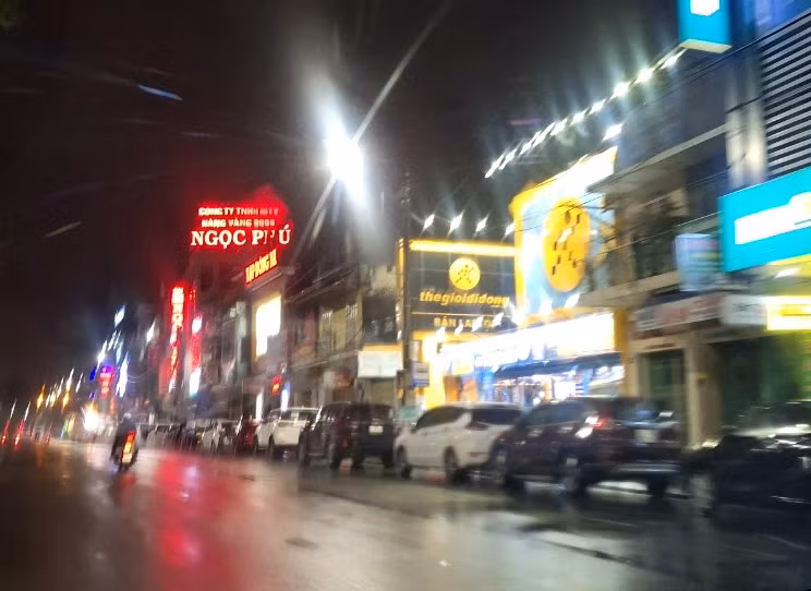 Nhiều xe ô tô được người dân đưa lên đường Trần Hưng Đạo có địa hình cao để tránh lũ trong đêm 14/11. (Ảnh: Đại Dương)