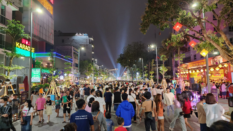Hàng nghìn người tham gia trải nghiệm tại không gian Phố đi bộ Hai Bà Trưng tối ngày 26/3.