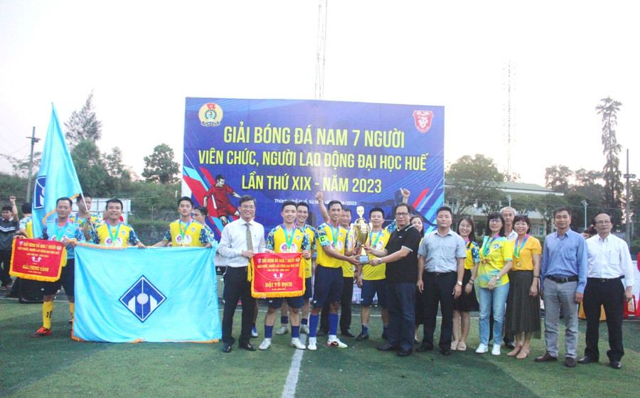 PGS.TS. Lê Anh Phương - Giám đốc Đại học Huế (áo đen) trao cúp cho đội bóng vô địch giải bóng đá viên chức, người lao động ĐHH. Nhiều năm qua, Công đoàn ĐHH đã quan tâm chăm lo đời sống tinh thần cho cán bộ viên chức, người lao động khi tổ chức nhiều phong trào thể thao như giải bóng đá, bóng chuyền, cầu lông…
