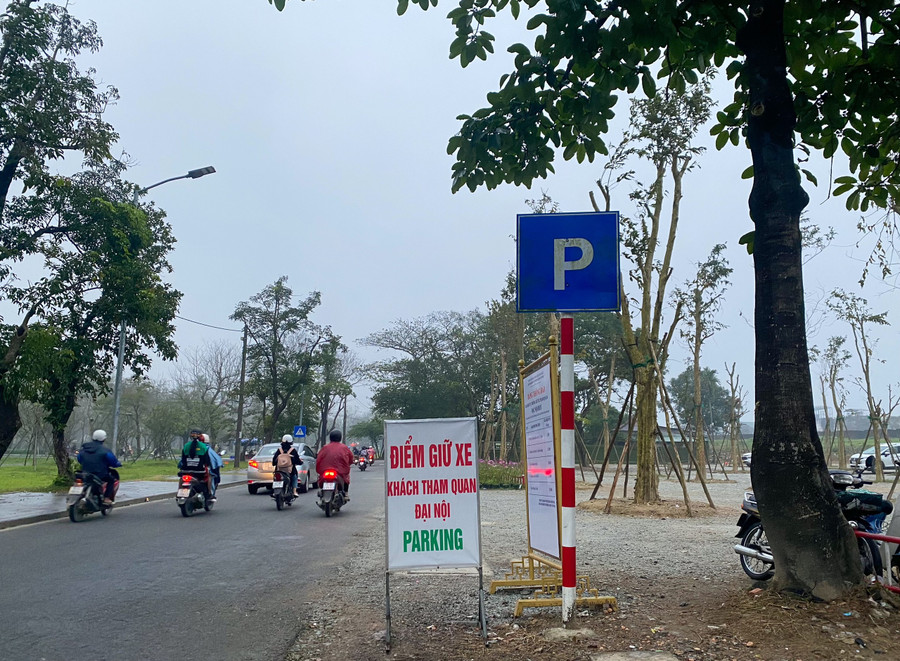 Khu vực bãi giữ xe tại đường Ông Ích Khiêm (phường Đông Ba), Đại Nội Huế nơi nhận được phản ánh. (Ảnh: Hoàng Hải). Khu vực bãi giữ xe tại đường Ông Ích Khiêm (phường Đông Ba), Đại Nội Huế nơi nhận được phản ánh. (Ảnh: Hoàng Hải).