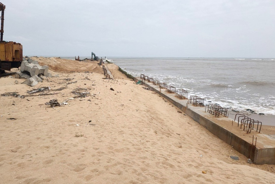 Phần gói thầu tuyến đê chắn sóng phía Bắc Cảng cá Tư Hiền do Tổng Công ty Xây dựng Lũng Lô làm tổng thầu bị chậm tiến độ lớn. Phần gói thầu tuyến đê chắn sóng phía Bắc Cảng cá Tư Hiền do Tổng Công ty Xây dựng Lũng Lô làm tổng thầu bị chậm tiến độ lớn.