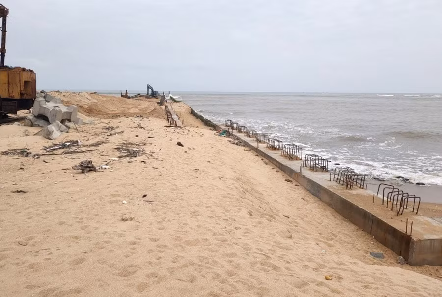 Phần gói thầu tuyến đê chắn sóng phía Bắc Cảng cá Tư Hiền do Tổng Công ty Xây dựng Lũng Lô làm tổng thầu bị chậm tiến độ lớn.