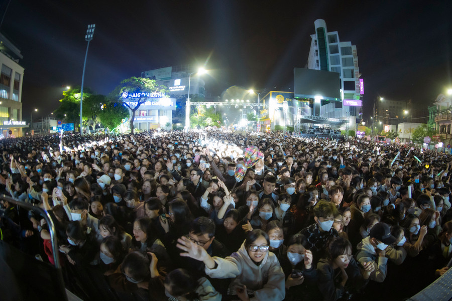 Chương trình Countdown - Chào năm mới 2023 thu hút hàng nghìn người tham gia. Chương trình Countdown - Chào năm mới 2023 thu hút hàng nghìn người tham gia.