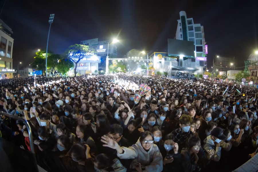 Chương trình Countdown - Chào năm mới 2023 thu hút hàng nghìn người tham gia.