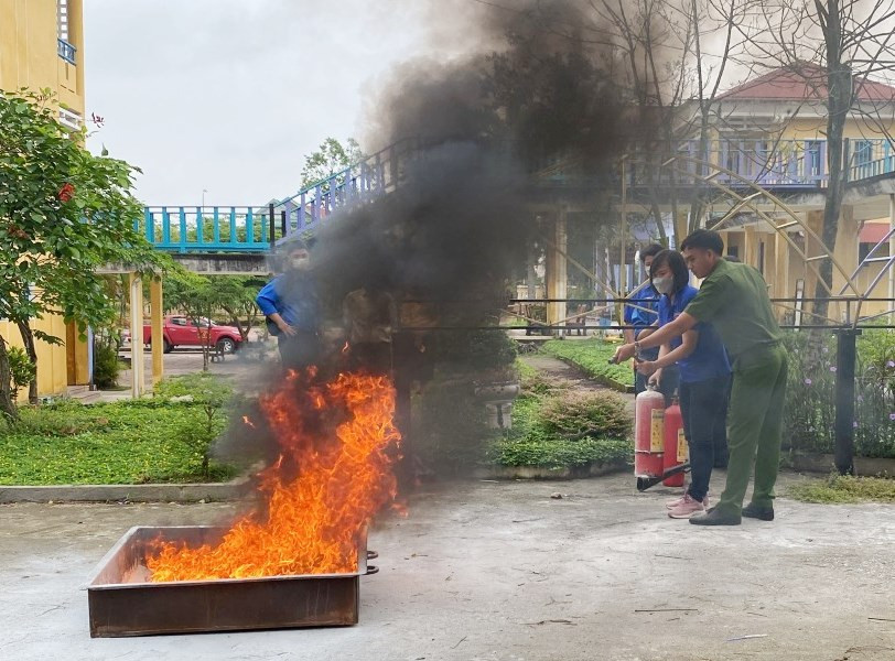 Phòng Cảnh sát PCCC và CNCH Công an tỉnh Thừa Thiên - Huế tuyên truyền và hướng dẫn các HS Trường THCS Phú Bài, thị xã Hương Thủy thực hành sử dụng bình chữa cháy xách tay dập tắt đám cháy một cách an toàn nhanh chóng (Ảnh: UBND phường Phú Bài).