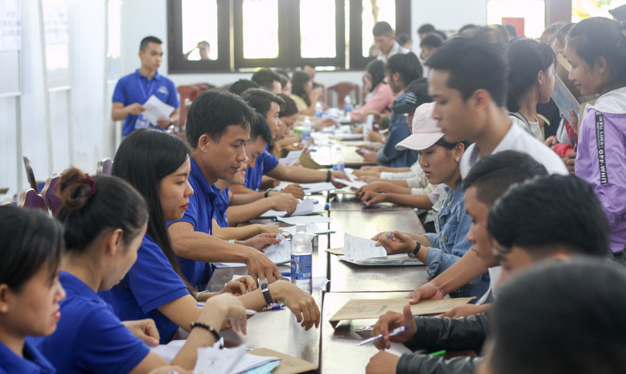 Điểm sàn hai ngành Luật và Luật Kinh tế của Trường ĐH Luật năm 2023 cao hơn so với năm ngoái 0,5 điểm. Điểm sàn hai ngành Luật và Luật Kinh tế của Trường ĐH Luật năm 2023 cao hơn so với năm ngoái 0,5 điểm.
