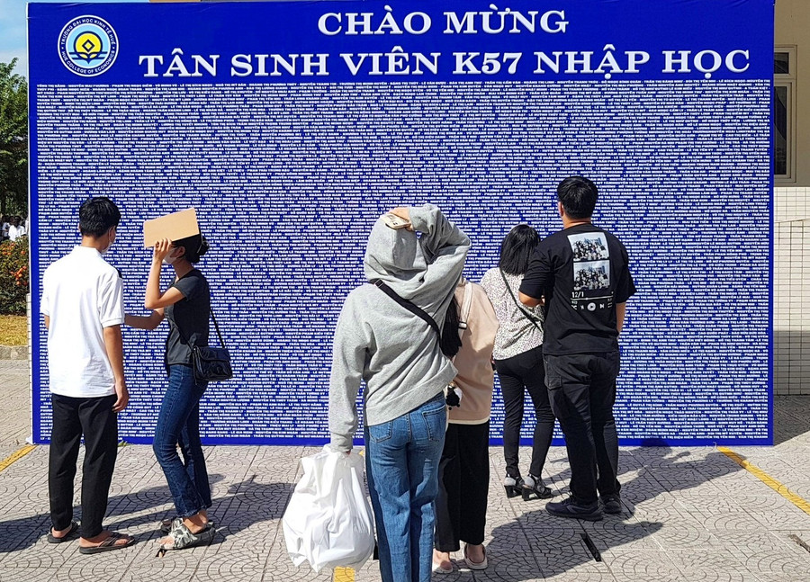 Bảng ghi tên các tân SV trúng tuyển gây ấn tượng cho các em khi bước vào Trường.