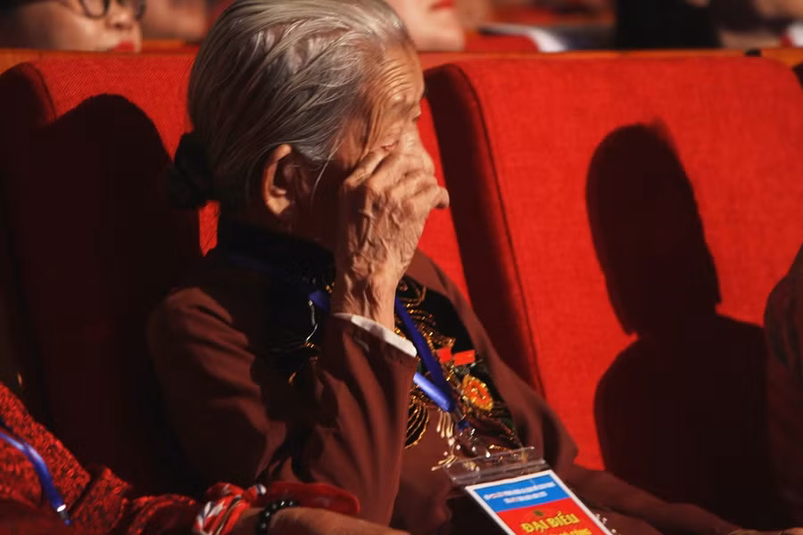 Một Mẹ Việt Nam Anh hùng khóc khi theo dõi chương trình.