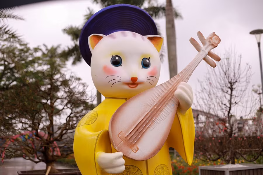 Tượng mèo cầm đàn có chiều cao 2,5m (bục đứng mèo 0,2m, chiều cao mèo 2,3m), chiều ngang 1,3m (bục đứng dài 1m, cần đàn mèo dài 0,3m).