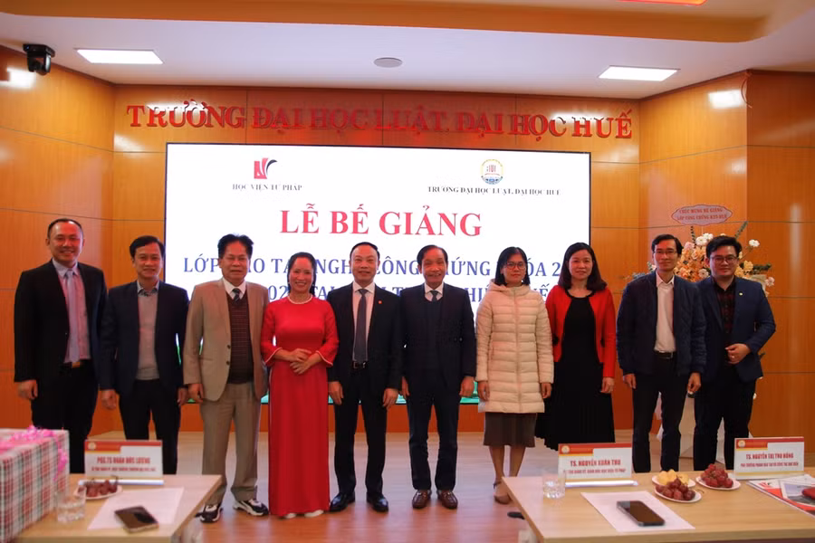 Lãnh đạo và các giảng viên Trường ĐH Luật, ĐH Huế cùng Học viện Tư pháp chụp ảnh lưu niệm.