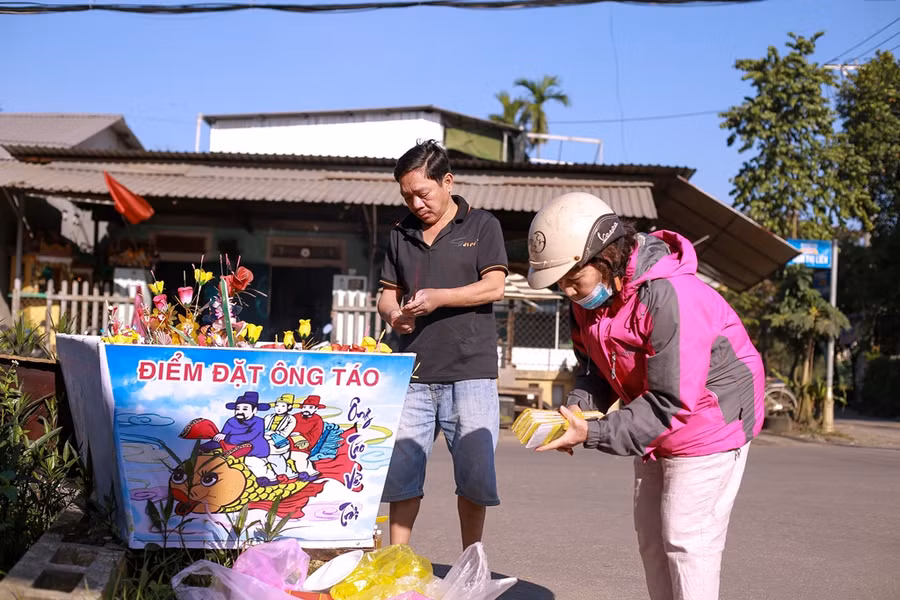 Người dân tại phường Kim Long làm lễ cúng ông Táo tại khung đặt tượng ở các ngã ba, ngã tư đường.
