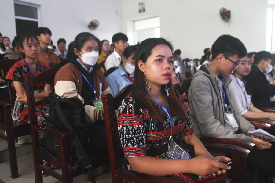Học sinh dân tộc thiểu số tham dự cuộc thi.