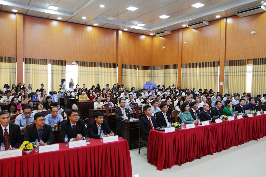 Các đại biểu tham dự phiên khai mạc. Các đại biểu tham dự phiên khai mạc.