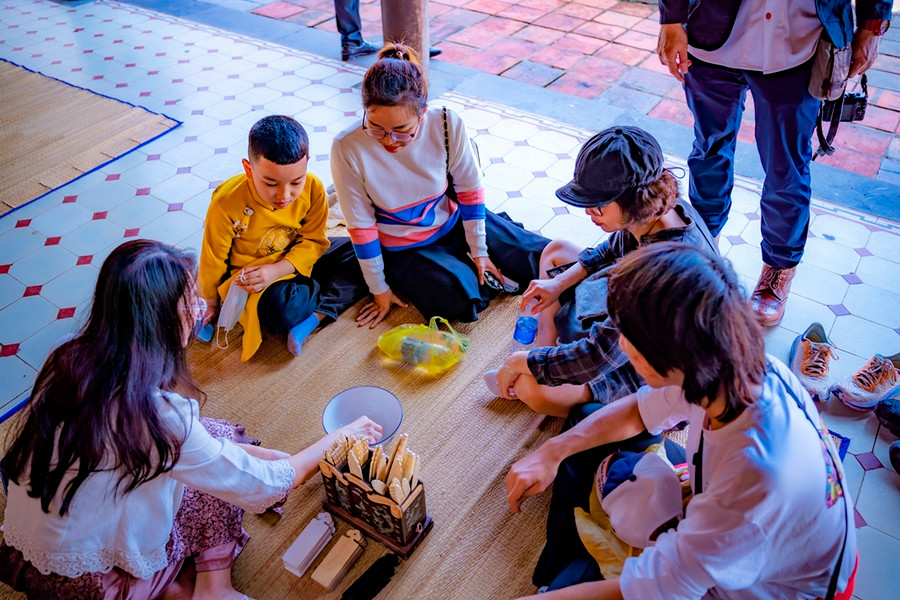 Đổ thẻ Xăm Hường lấy may mắn về việc học tập, đỗ đạt cao. Đổ thẻ Xăm Hường lấy may mắn về việc học tập, đỗ đạt cao.