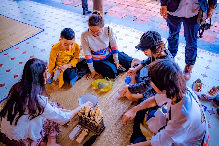 Đổ thẻ Xăm Hường lấy may mắn về việc học tập, đỗ đạt cao.