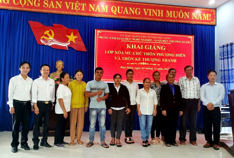Khai giảng lớp xóa mù chữ tại xã Phú Diên, huyện Phú Vang. Khai giảng lớp xóa mù chữ tại xã Phú Diên, huyện Phú Vang.