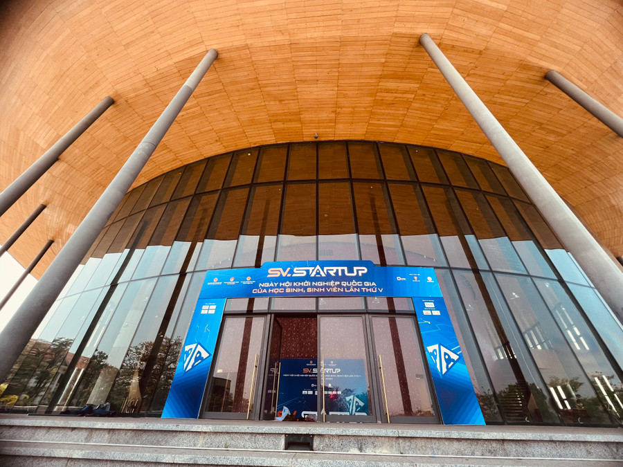 Nhà hát sông Hương nơi diễn ra lễ khai mạc có sự tham gia của lãnh đạo Đảng, Nhà nước; Bí thư Trung ương Đoàn TNCS HCM và Bộ trưởng, Thứ trưởng Bộ GD&ĐT.