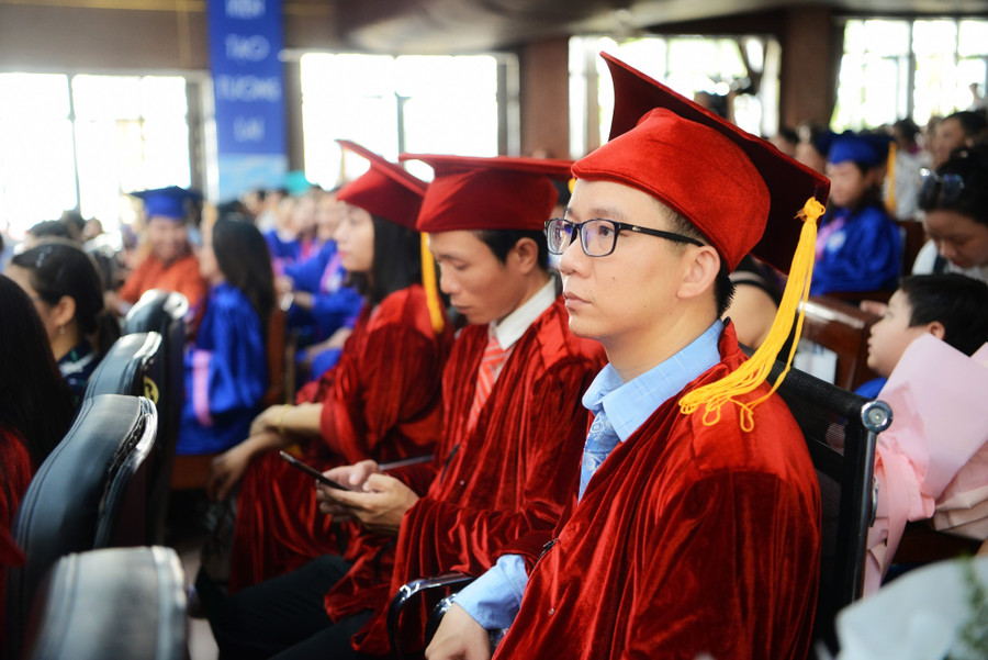 Các tân tiến sĩ, thạc sĩ tại buổi lễ tốt nghiệp.