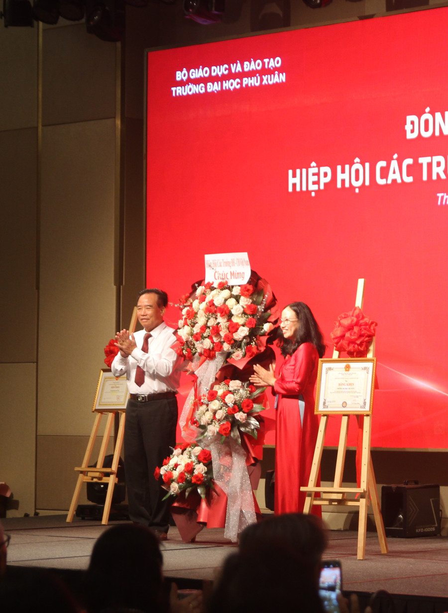 Nhà Trường nhận Bằng khen từ Hiệp hội các trường Đại học, Cao đẳng Việt Nam về việc xây dựng và phát triển nhà trường, đào tạo nhân lực chất lượng cao cho đất nước. Nhà Trường nhận Bằng khen từ Hiệp hội các trường Đại học, Cao đẳng Việt Nam về việc xây dựng và phát triển nhà trường, đào tạo nhân lực chất lượng cao cho đất nước.