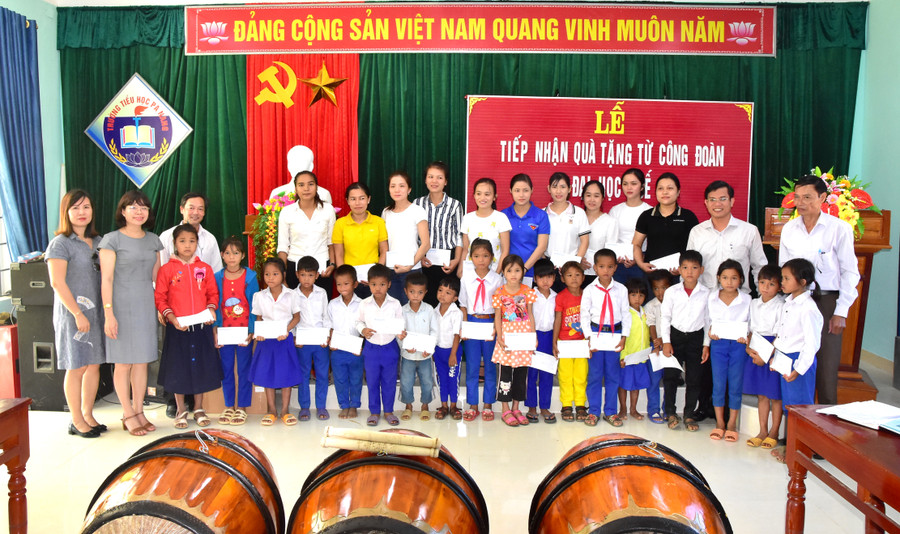 Công đoàn ĐH Huế tặng quà cho các em có hoàn cảnh khó khăn tại Trường Tiểu học Pa Nang, xã Ba Nang, huyện Đakrông, tỉnh Quảng Trị.