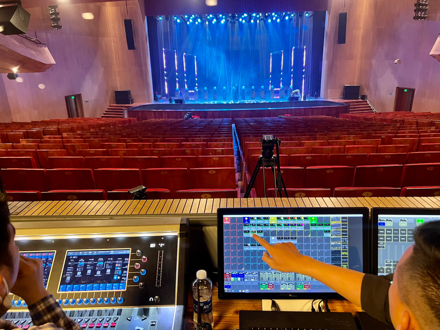 Sân khấu đang được lên các phương án về âm thanh, ánh sáng kỹ lưỡng.