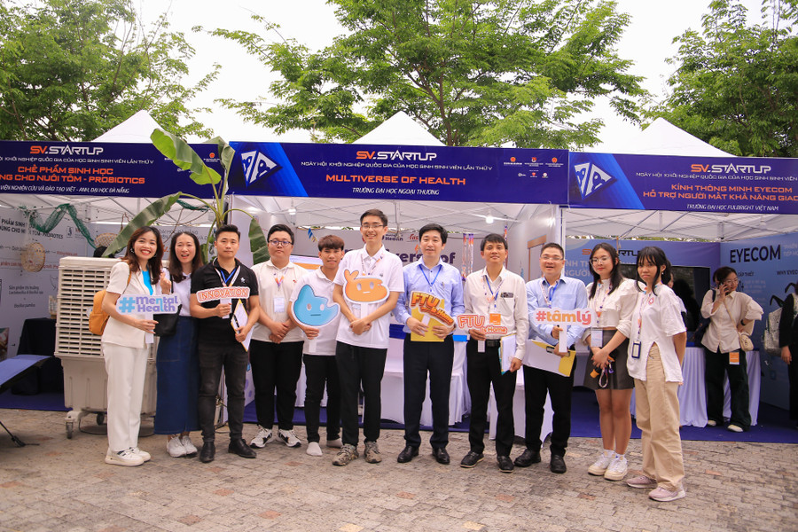 Sinh viên trường ĐH Ngoại Thương chụp ảnh lưu niệm cùng Ban Giám khảo.