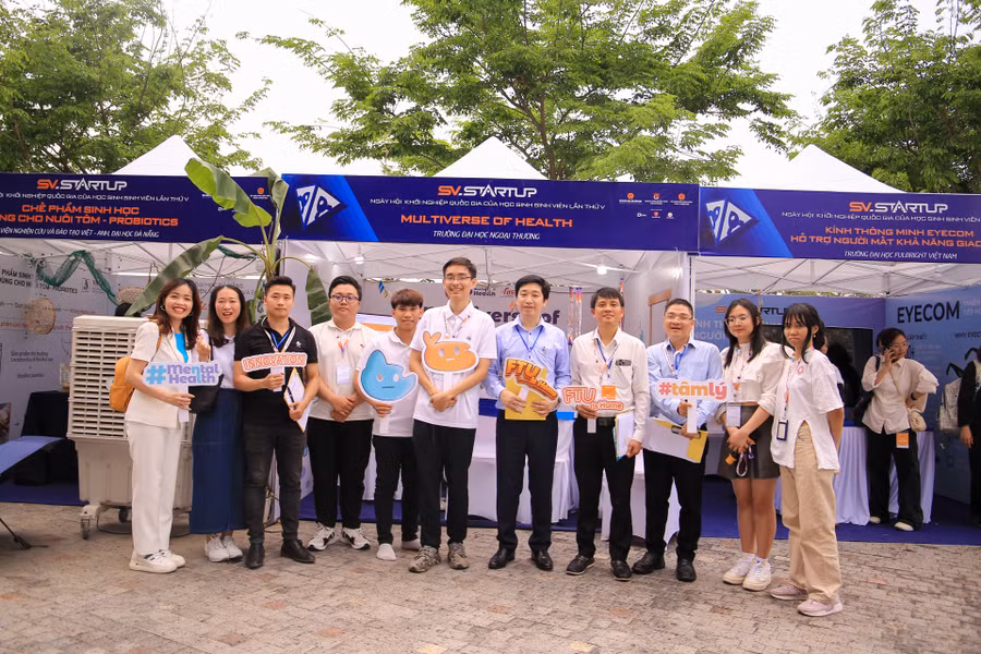 Sinh viên trường ĐH Ngoại Thương chụp ảnh lưu niệm cùng Ban Giám khảo.