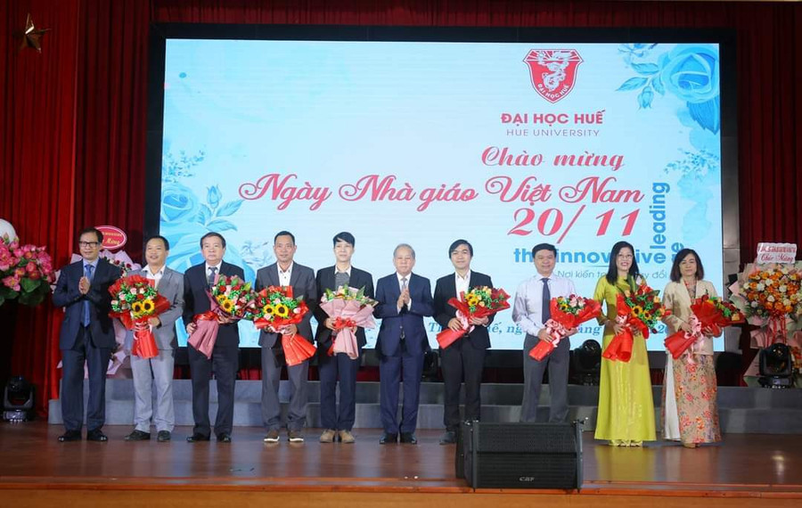 Tặng hoa chúc mừng các Phó Giáo sư năm 2022. Tặng hoa chúc mừng các Phó Giáo sư năm 2022.