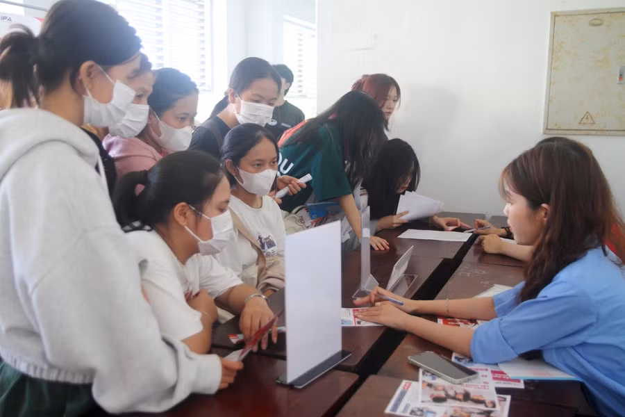 Các tân SV chăm chú về các chính sách hỗ trợ từ nhà Trường. Các tân SV chăm chú về các chính sách hỗ trợ từ nhà Trường.