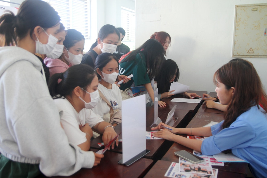 Các tân SV chăm chú về các chính sách hỗ trợ từ nhà Trường.