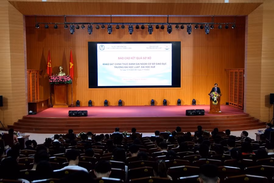 Đại diện đoàn đánh giá ngoài nêu những khuyến nghị nhằm nâng cao chất lượng đào tạo tại Trường ĐH Luật, ĐH Huế ở buổi bế mạc đánh giá ngoài chu kỳ 2. (Ảnh: Đại Dương)