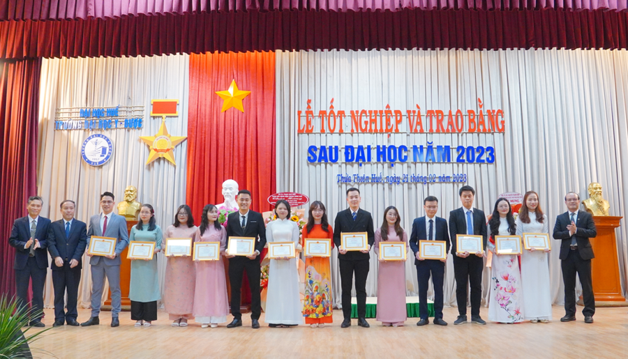 25 học viên Chuyên khoa cấp II, Bác sĩ nội trú, cao học được nhà trường khen thưởng dịp này (Ảnh: Trần Quốc). 25 học viên Chuyên khoa cấp II, Bác sĩ nội trú, cao học được nhà trường khen thưởng dịp này (Ảnh: Trần Quốc).