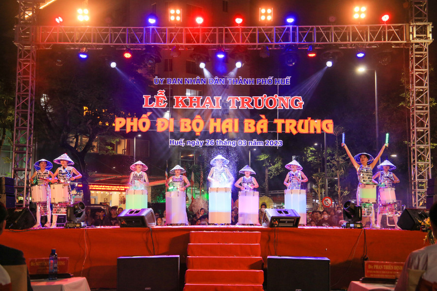 Tiết mục văn nghệ mở màn đặc sắc tại chương trình khai trương Phố đi bộ Hai Bà Trưng. (Ảnh: Hoàng Hải).