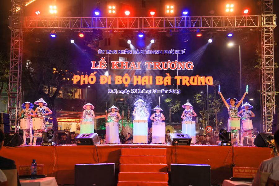 Tiết mục văn nghệ mở màn đặc sắc tại chương trình khai trương Phố đi bộ Hai Bà Trưng. (Ảnh: Hoàng Hải).