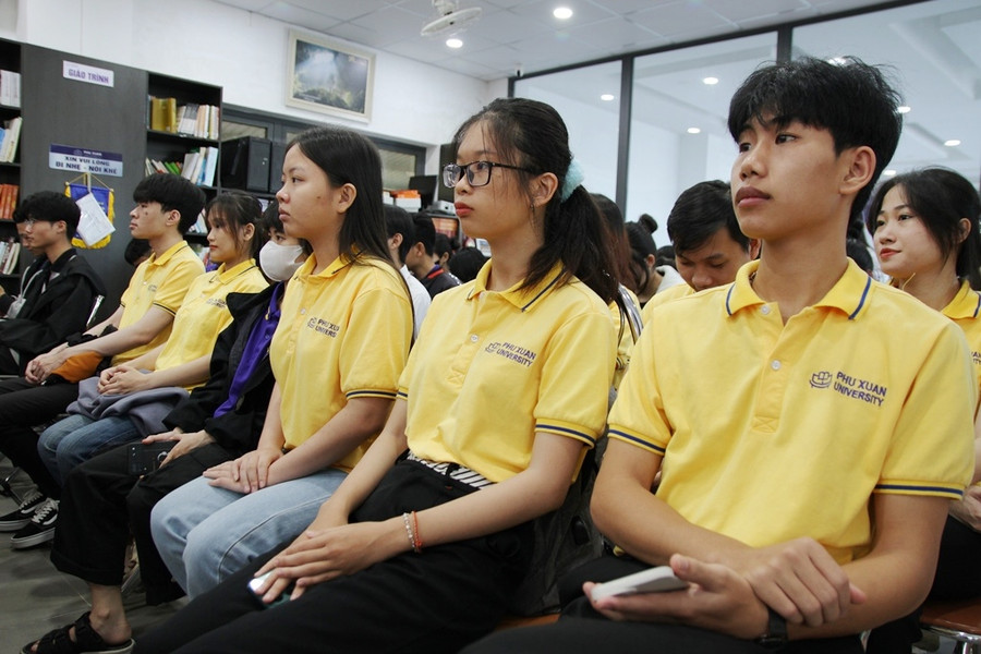 Các sinh viên chăm chú theo dõi.
