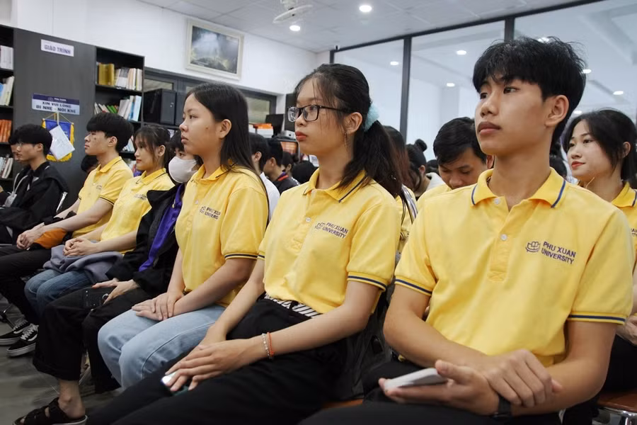 Các sinh viên chăm chú theo dõi.